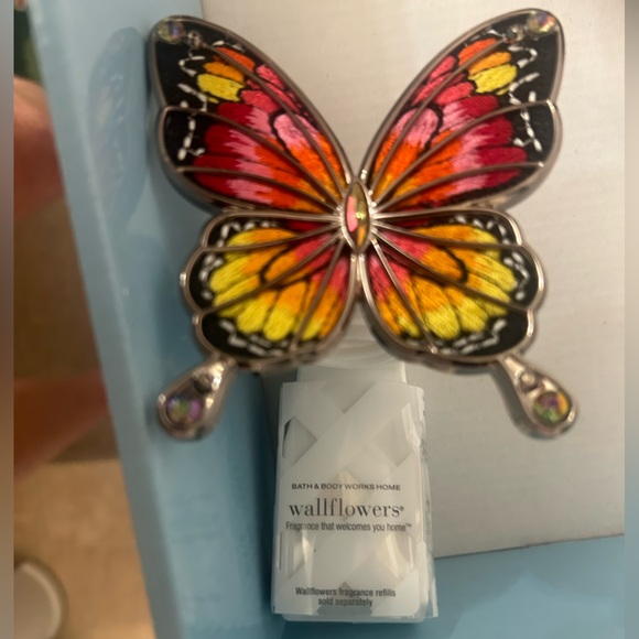 B&BW Wallflower Plug Embroidered Monarch Butterfly BBW NEW - Picture 3 of 5